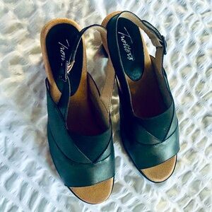 NEW Trotters Sandals